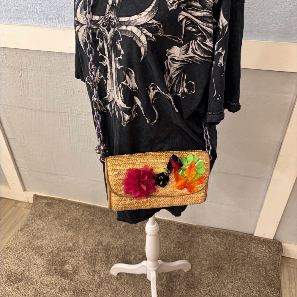 Betsey Johnson Straw Floral Bag Crossbody 19” drop Floral interior Magnetic Snap